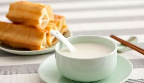 喝豆浆不能喝茶吗,喝豆浆不能吃柿子吗