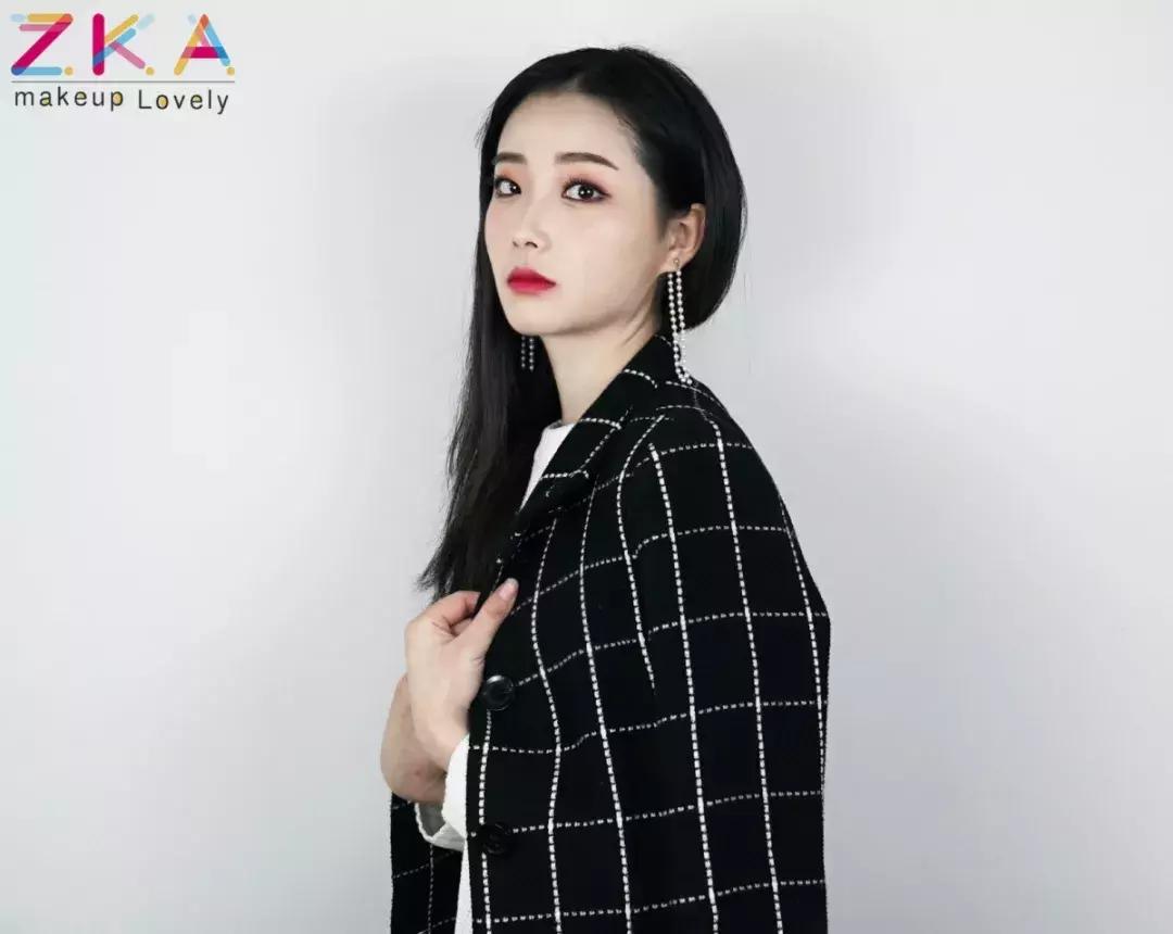 单眼皮御姐装妆容新手,同一个人御姐妆容与萝莉妆容对比