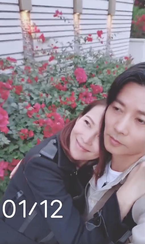 蔡少芬为儿子洗澡手法娴熟，笑得一脸宠溺，乐儿秀肉嘟嘟身材超萌