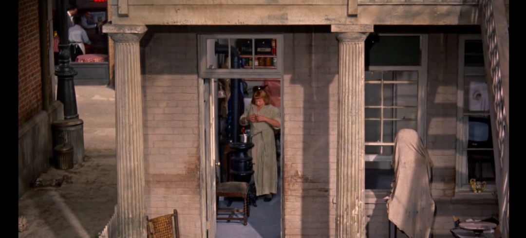 希区柯克经典电影后窗,希区柯克后窗艺术