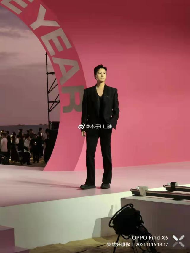 gq盛典蔡徐坤迪丽热巴内场 (gq盛典迪丽热巴蔡徐坤同框)