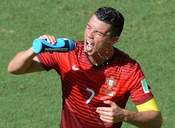 足球运动员为何要假装喝水,足球运动员假喝水