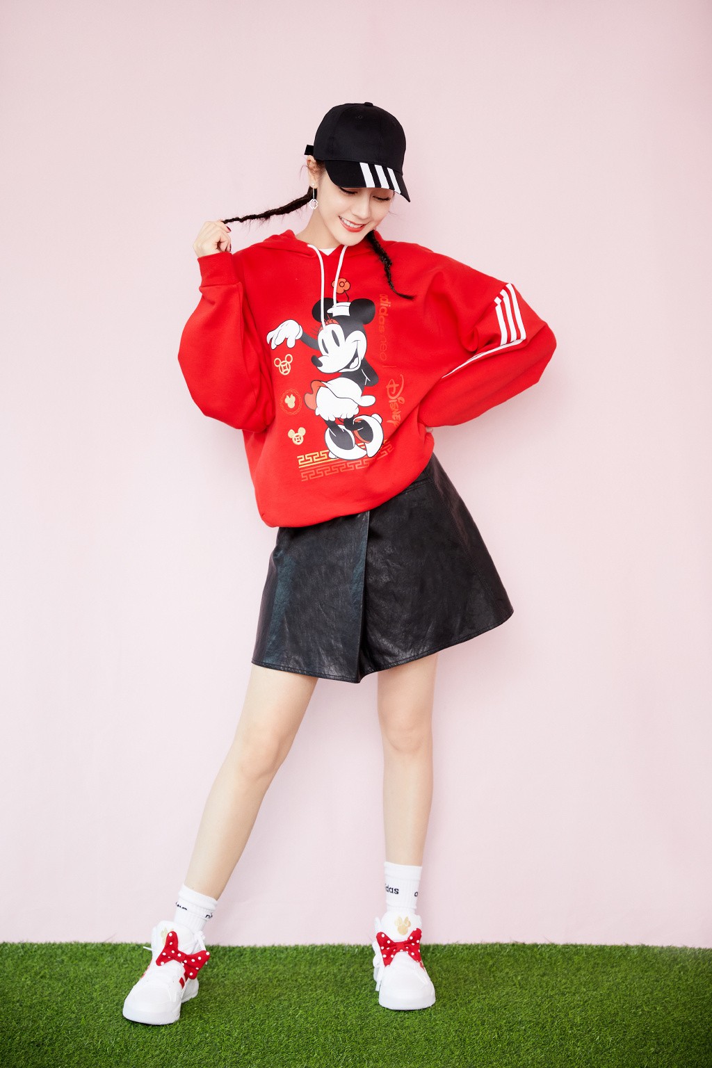 迪丽热巴穿粉色卫衣营造出少女感,迪丽热巴穿红色米老鼠卫衣