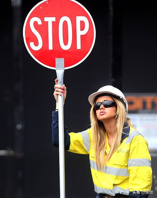 21岁美女,月薪5万的高一辍学生,是一名工地交通协管员