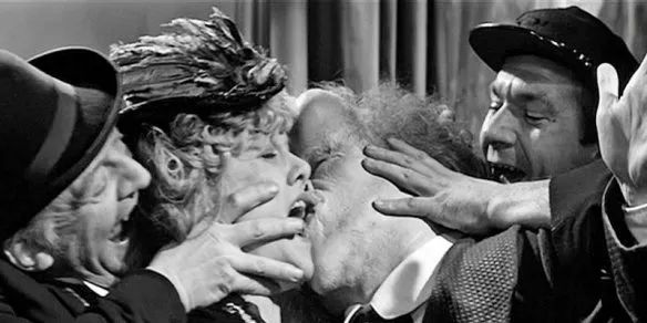 怪病无法直立行走,身患怪病无人能医