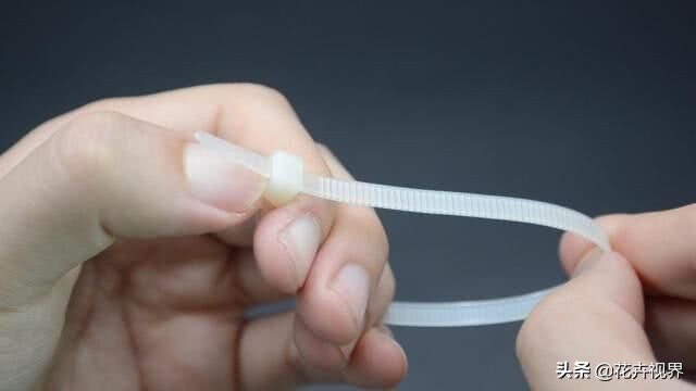 解开自锁式塑料扎带,不用剪刀徒手10秒解扎带