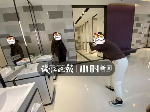 商场公厕收费被女生霸占,杭州厕所被霸占