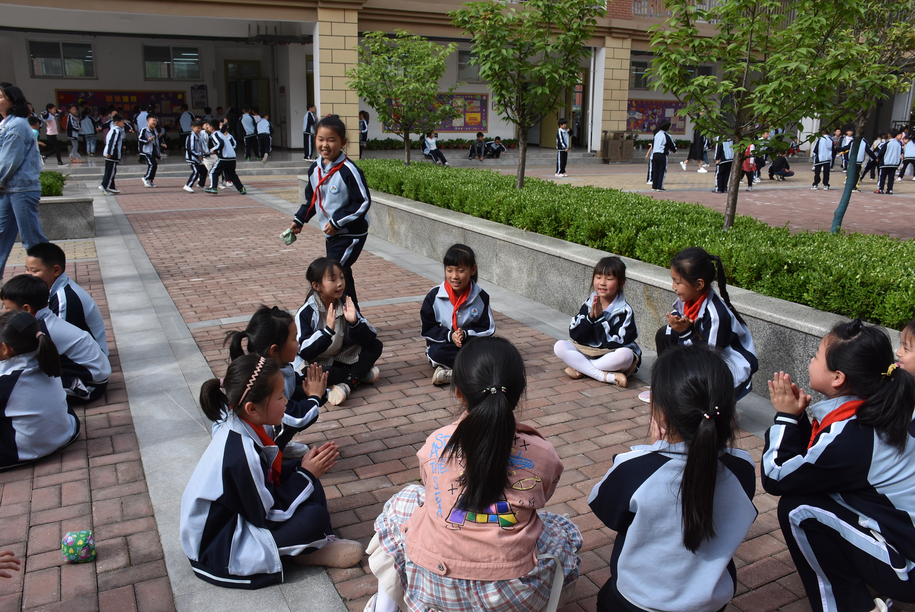 打造智创体育乐享缤纷童年,打造多彩大课间