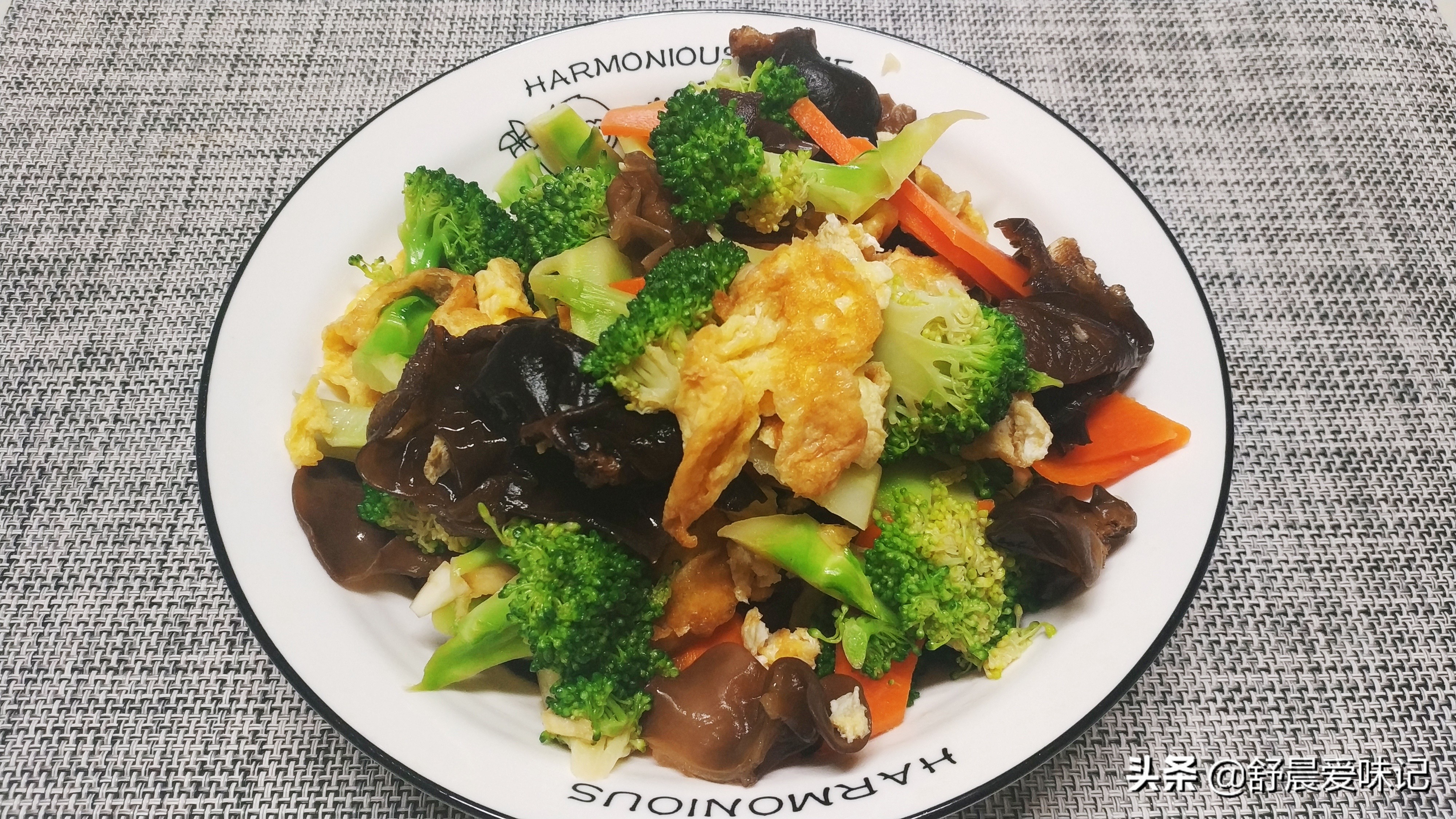 凉拌西兰花的最简单的家常做法,凉拌西兰花最好吃简单的做法