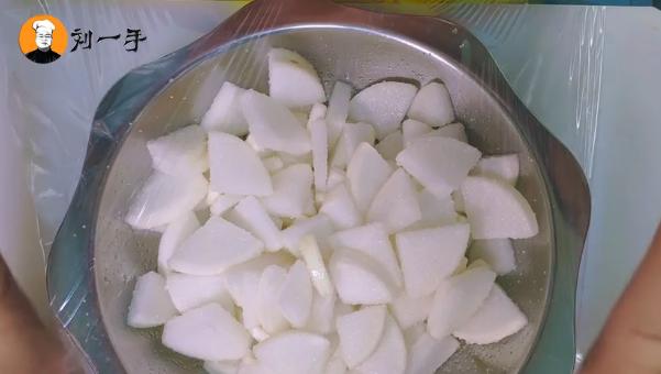 腌酸辣萝卜片的做法,酸辣爽脆心里美萝卜泡菜做法