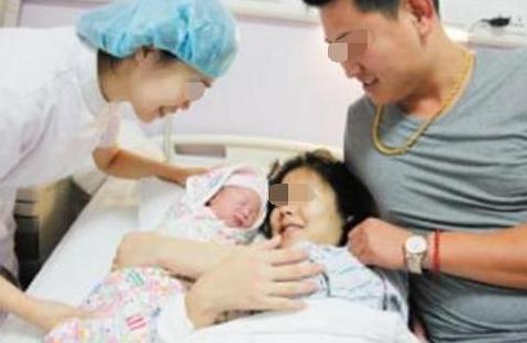 妻子宫口开得慢，这位老公的做法引人称赞，网友大呼“我酸了”