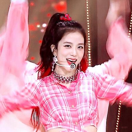 2021网红爆款发型短发戴狗啃刘海,头发2020流行发型显脸小