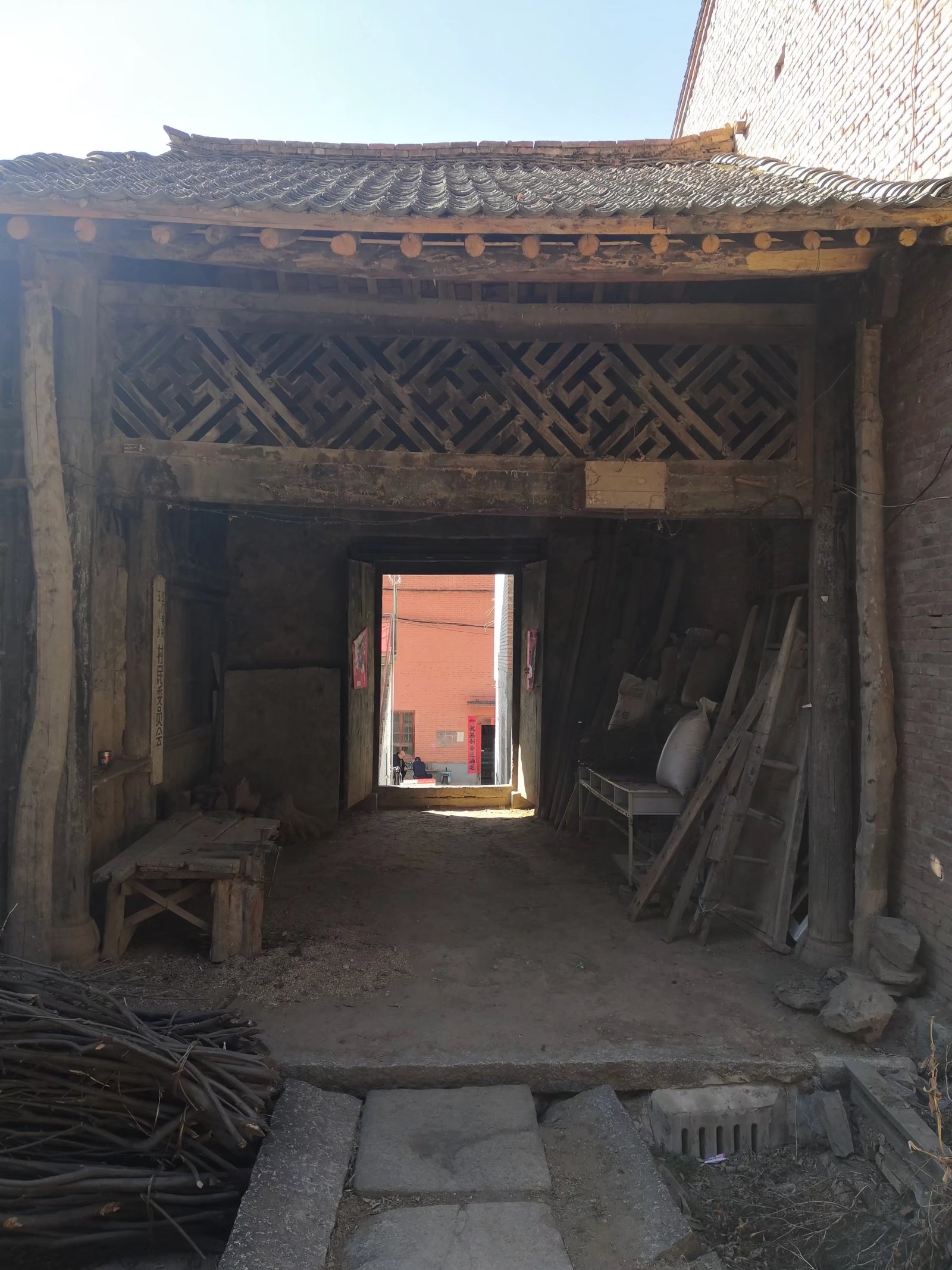 山里面可能捡到的名贵石头,山里哪种地方能捡到有价值的石头