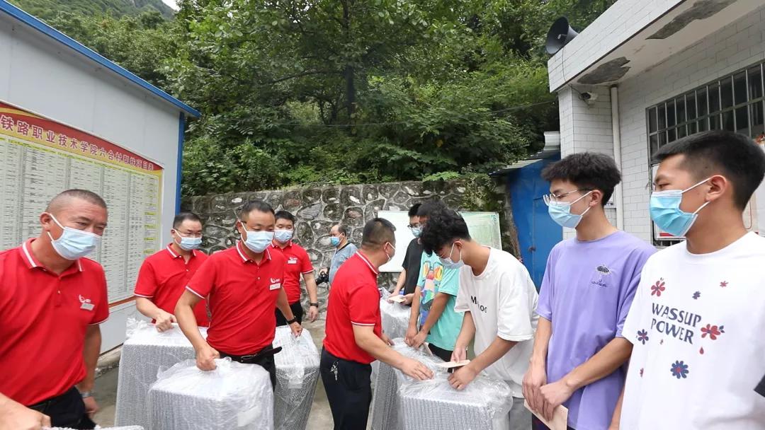 西安鹏翔驾校远赴秦岭山区资助今年考上大学的贫困学子
