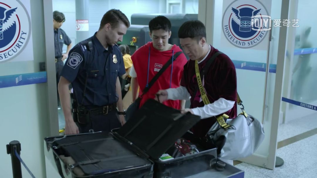 孙红雷被批浮夸,引留学生*攻围**的《带着爸爸去留学》真的尴尬吗?