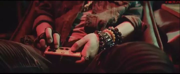 电影流浪地球中体现了什么精神,流浪地球电影手表出现的片段