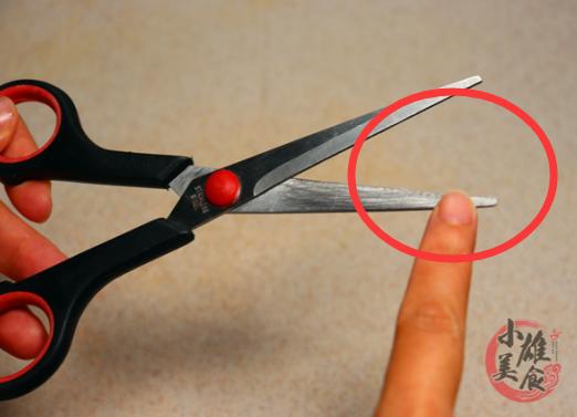 剪刀锋利不钝,剪刀不锋利小妙招易拉罐
