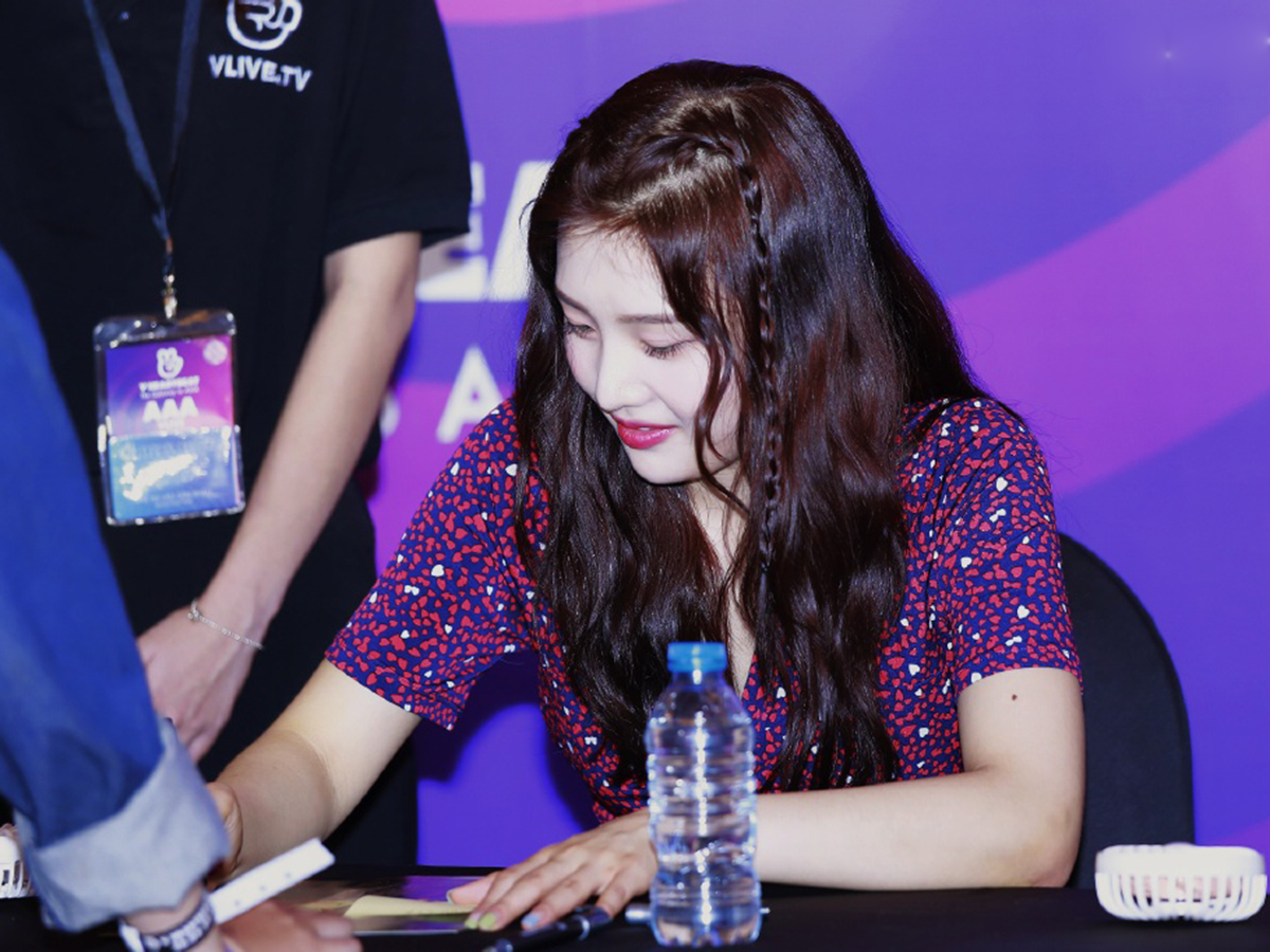 joy朴秀荣彩虹裙,joy朴秀荣绿色连衣裙