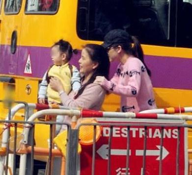 偶遇郭富城和方媛散步,天王嫂方媛光速瘦身