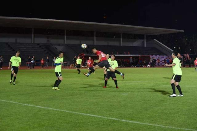 中国足球1-5不敌泰国球迷反应,中国足球输100多球