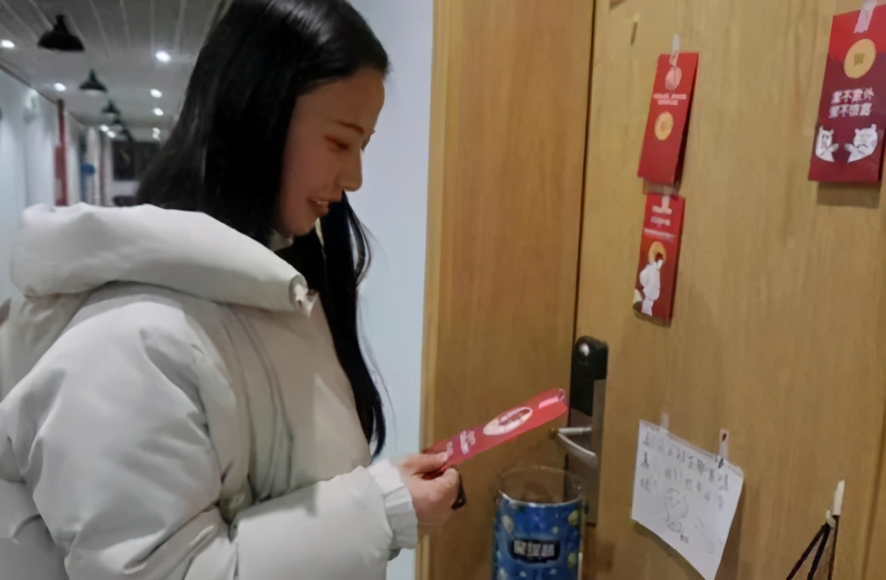 大学生花式贴语,专治“宿舍推销”,学姐:内有恶犬,推门就打