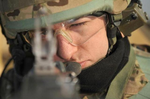 美国大兵佩戴的防护镜,为什么美国大兵都戴眼镜