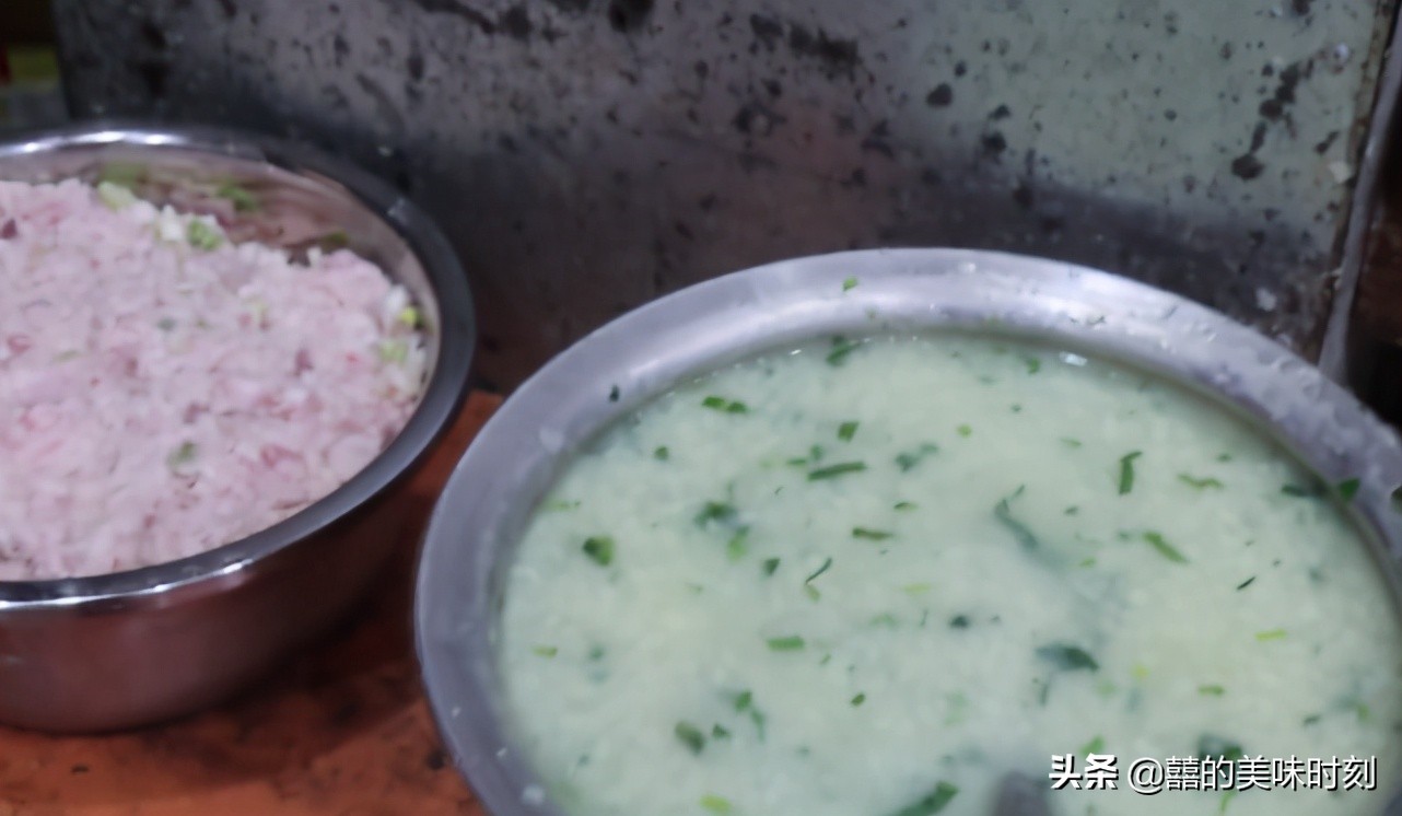 大姐热卖早餐15元一份食客迟了,大妈摆摊卖良心早餐一碗六元