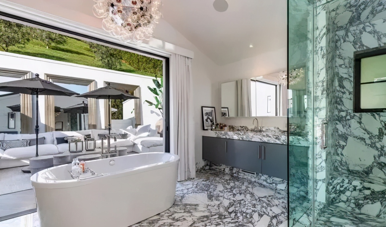 蕾哈娜与rocky还在交往吗,蕾哈娜17亿美元财产