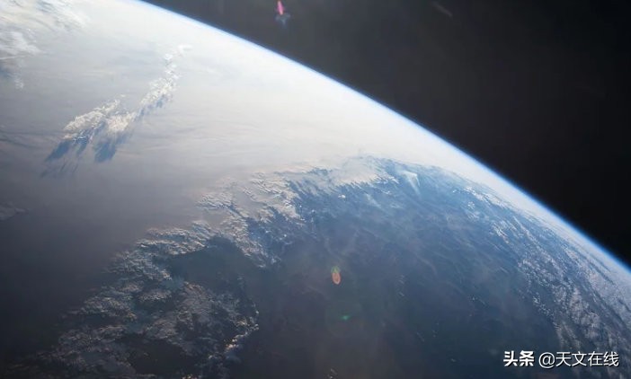 为什么地球感觉如此之大，而实际上它在宇宙中并不大？