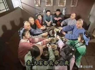 就算摔倒姿势也一定要帅,虽然哥