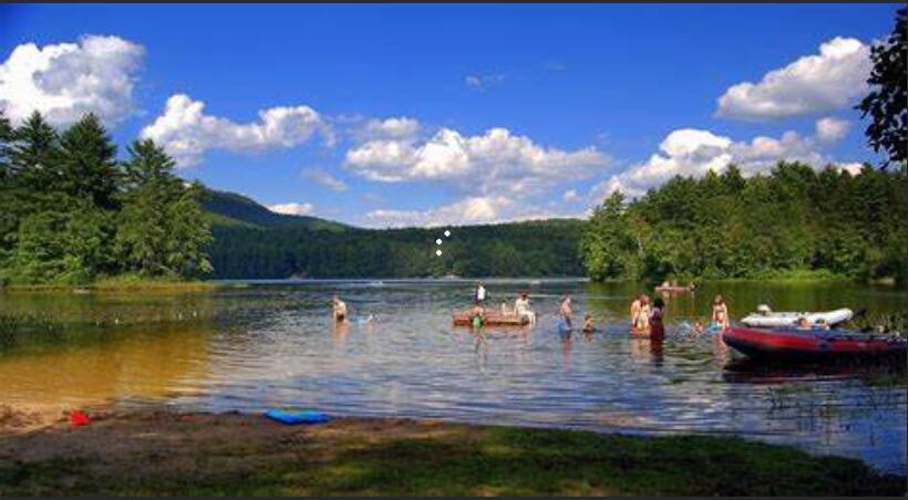 拉丁美女纽约公园自拍，遭遇美国妈妈指责：遮上，我儿子在看你