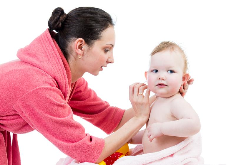 新生儿耳朵有个洞命如何,新生儿耳朵上有小孔印是耳瘘管吗