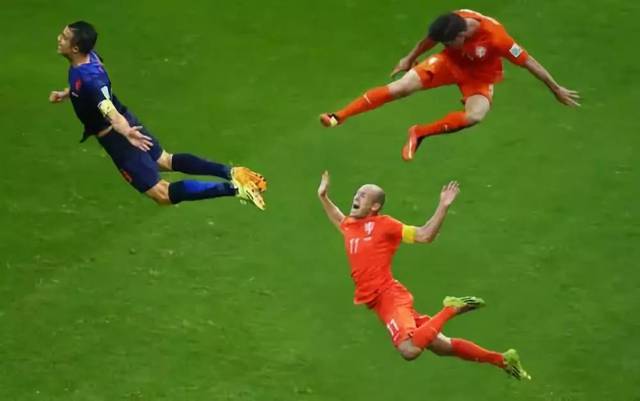 足球场为什么要假摔,足球场上的假摔集锦