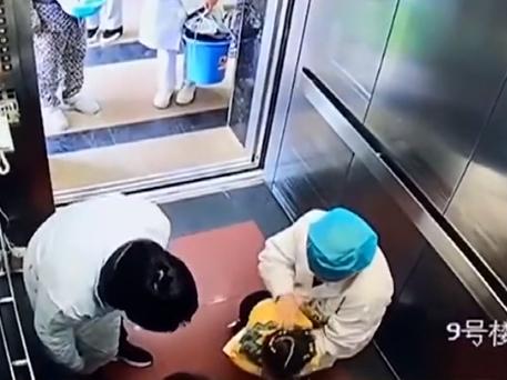 儿童异物卡喉梗阻窒息急救法,孩子被异物卡喉怎么做手术