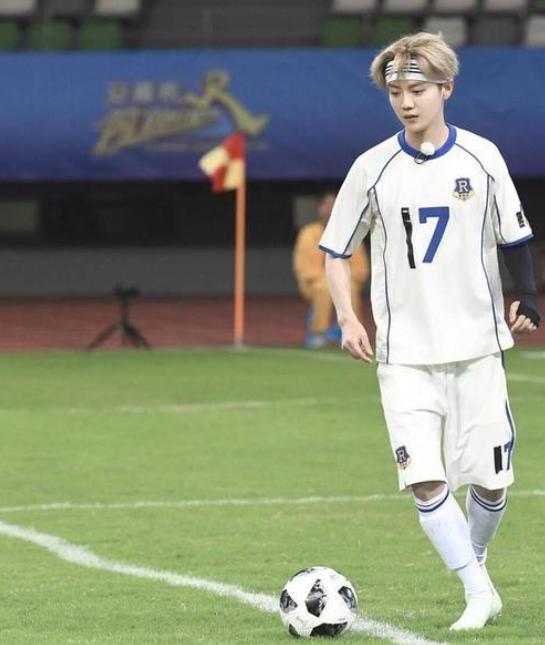 鹿晗跟球星一起踢球,鹿晗邓超踢球微博互动