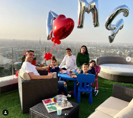 c罗女友秀身材,c罗前女友穿绿色泳衣