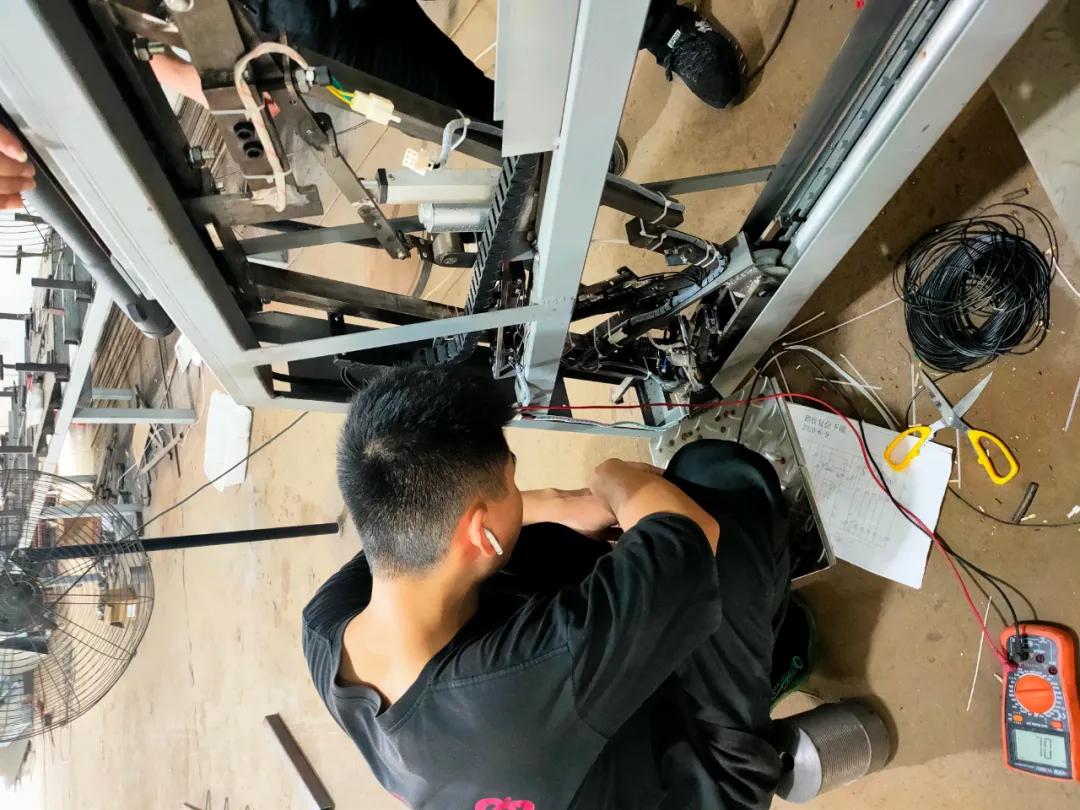 “我在这个世界过得很好”！小伙为失孤老人造神器，跑300城安装