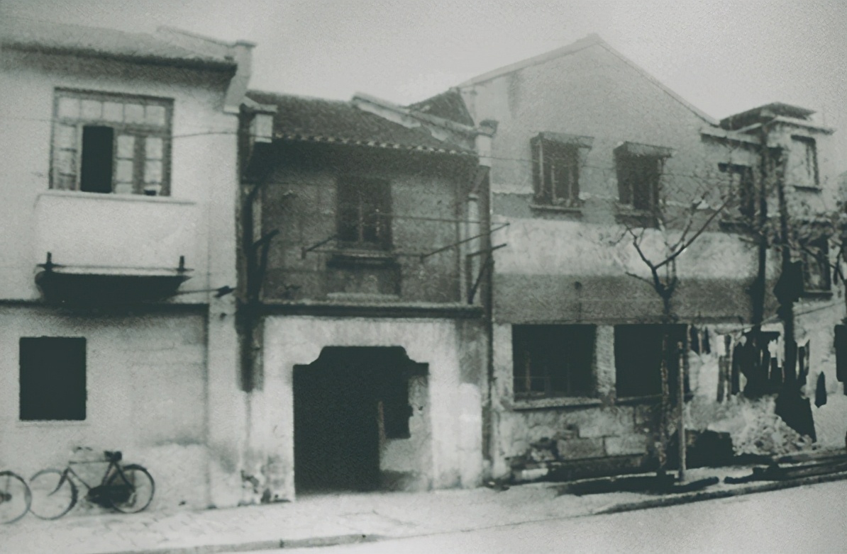 中国*产党共**创办的第一所高等学府，以城市名字命名，孙中山、毛*东泽**直接关怀！