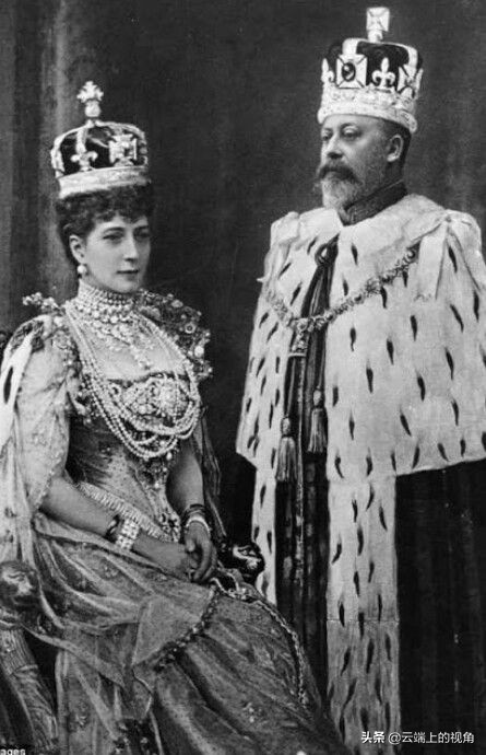 头皮扯出血也得忍着，这才是真正的“欲戴王冠必承其重”