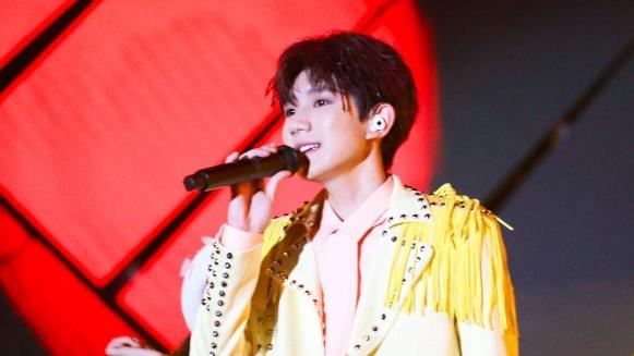 王源差点被台阶绊倒,王源一不小心绊倒自己系列