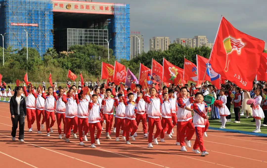 小学秋季田径运动会报道,运动少年展英姿