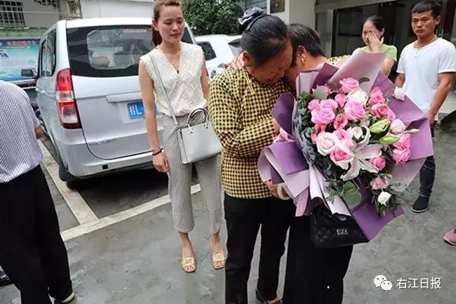 激动！隆林女子被拐30多年后终于回家，亲人抱在一起泪流不止！