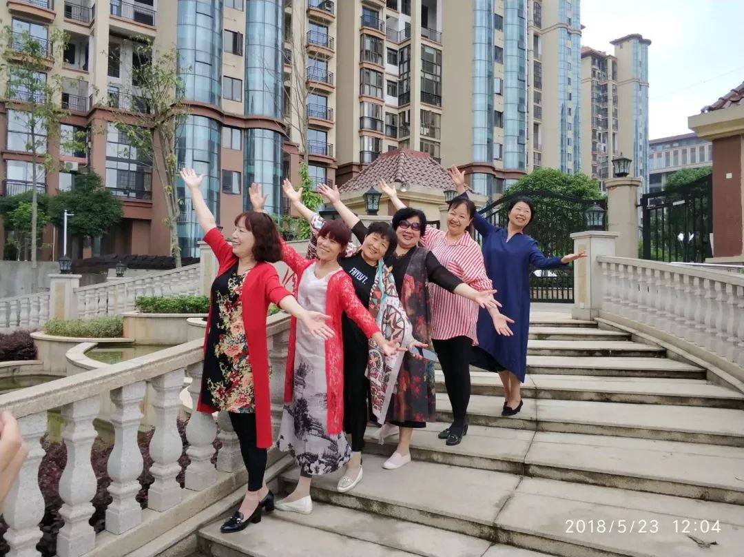 中国大妈旅游标配动作合集,中国大妈旅游拍摄姿势