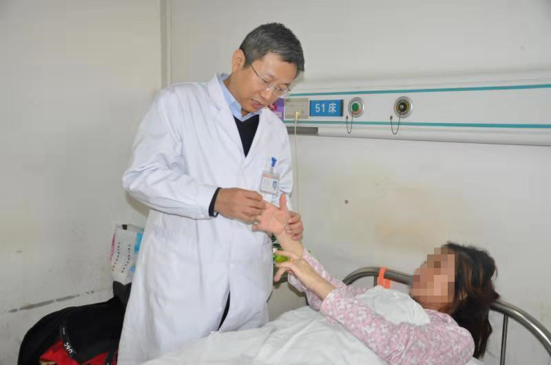 千里之外慕名求医，荆州女子遇上“庄里”别样温情