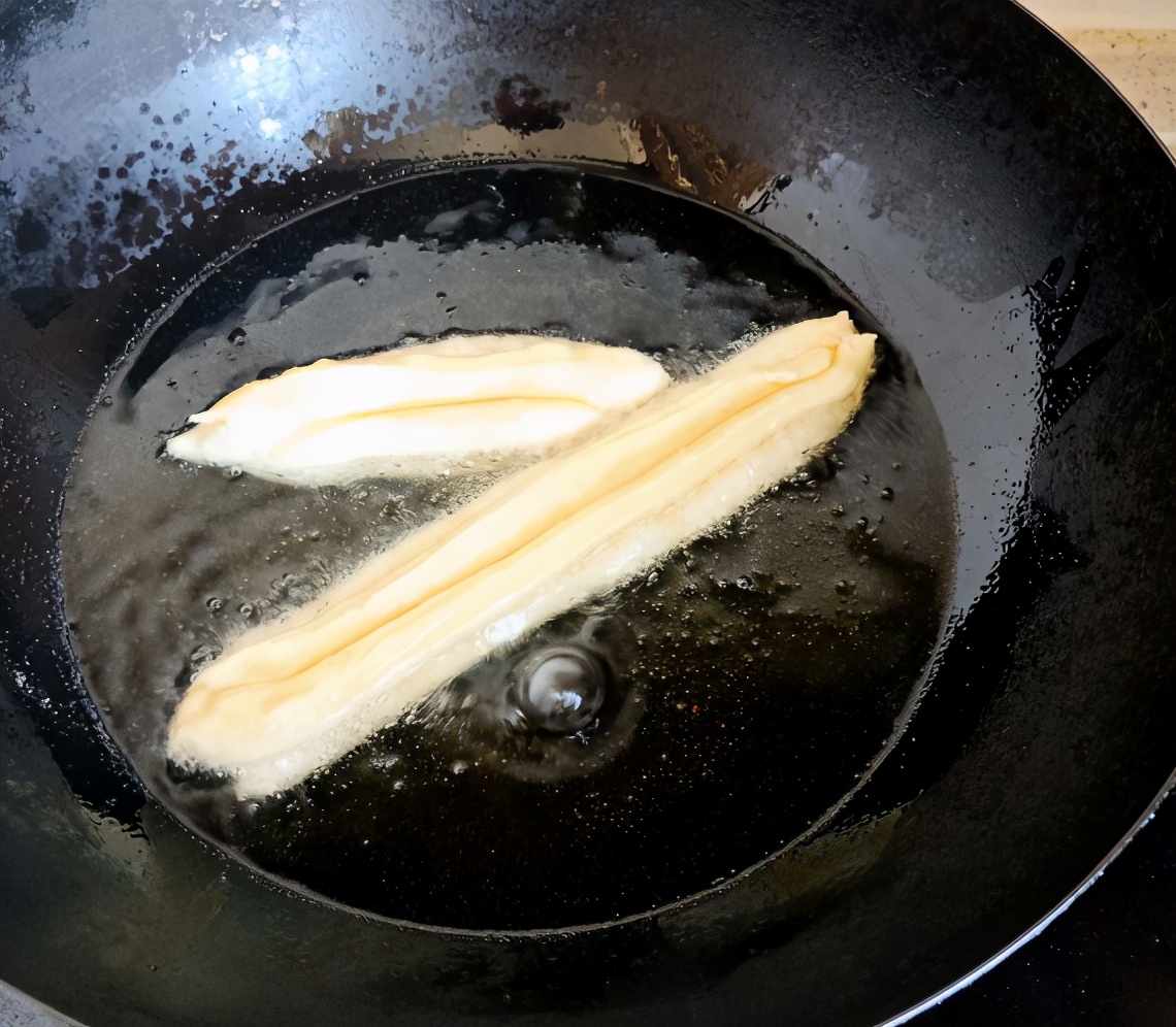 如何用泡打粉炸油条又脆又蓬松,炸油条的新方法不用酵母和泡打粉