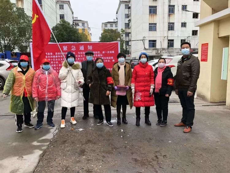 抗疫一线*党**旗红——*党**群一心“社区是堡垒,家家都参战”