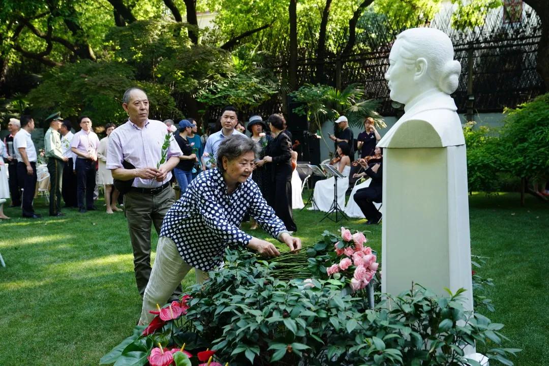 龚雪60多岁状态,68岁龚雪80岁达式常近照曝光