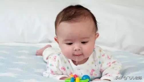 下巴脖子突然起疹子,一个多月宝宝下巴长红疹子