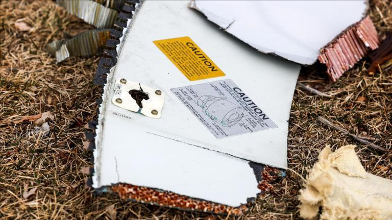 美联航客机起飞时引擎起火,美联航一飞机起飞时引擎起火