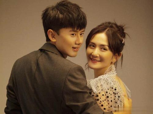 谢娜晒女儿照片为女儿写歌,谢娜晒女儿们自己做的生日卡片